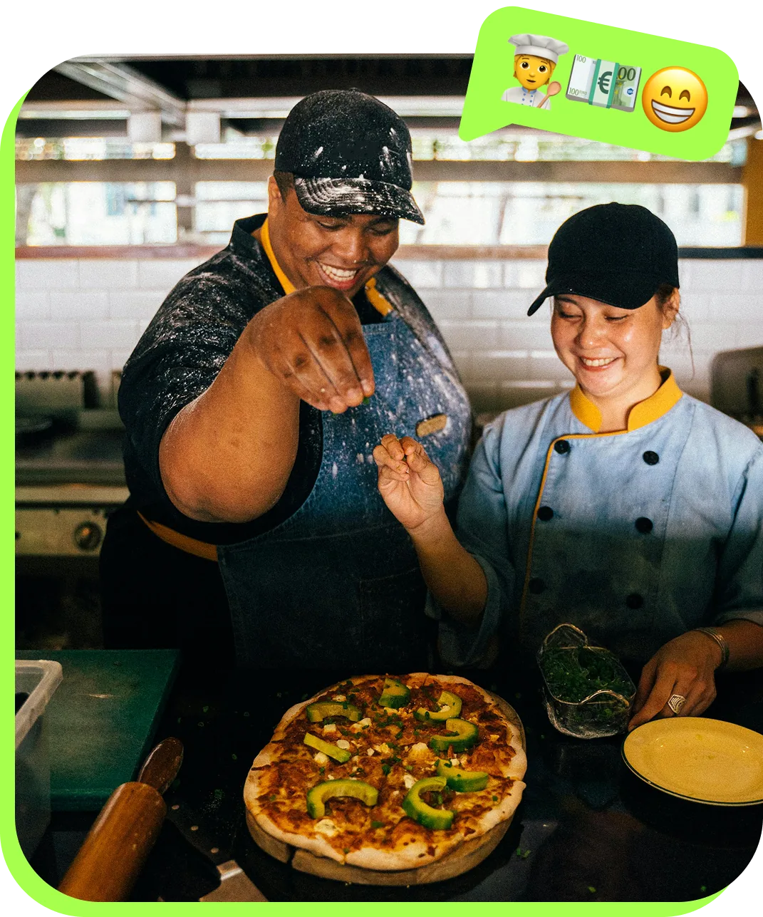 Cuisiniers préparant une pizza dans leur restaurant, avec une bulle WhatsApp emoji